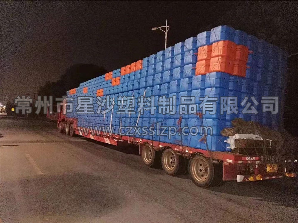 夜幕降臨，華燈初上，又一輛水上樂(lè)園浮筒裝滿車準(zhǔn)備啟程
