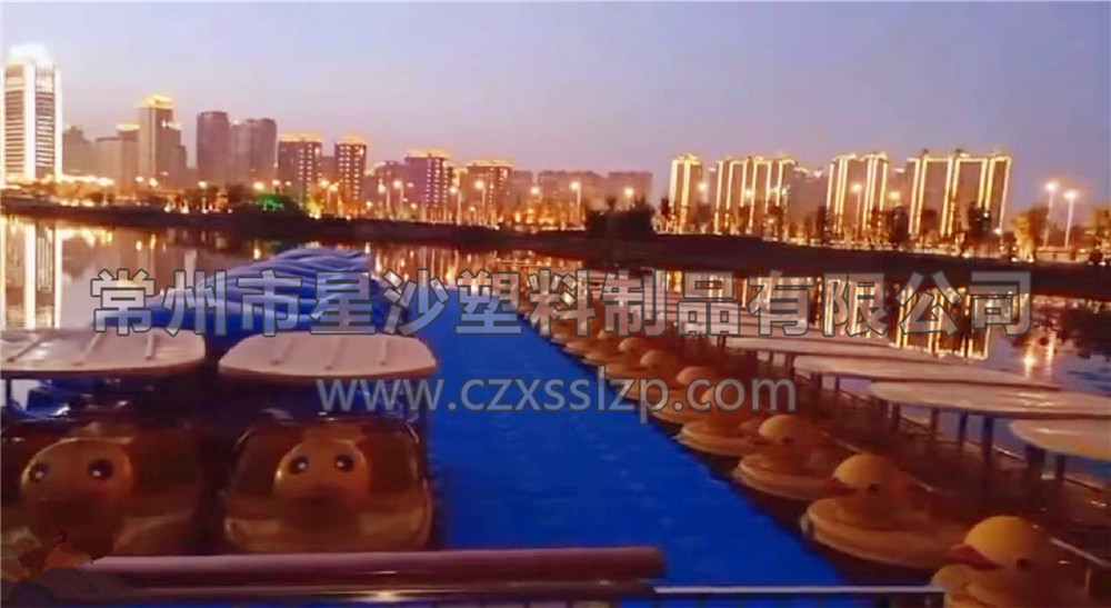 水上樂(lè)園浮筒和水上娛樂(lè)設(shè)施在夜色燈光的襯托下，藍(lán)紅黃輝映，異常唯美3