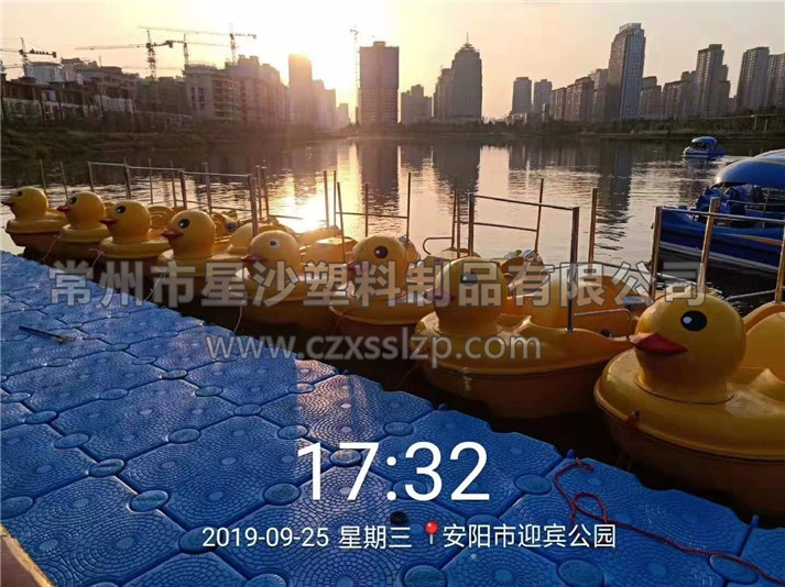 水上樂(lè)園浮筒和水上娛樂(lè)設(shè)施在夜色燈光的襯托下，藍(lán)紅黃輝映，異常唯美2