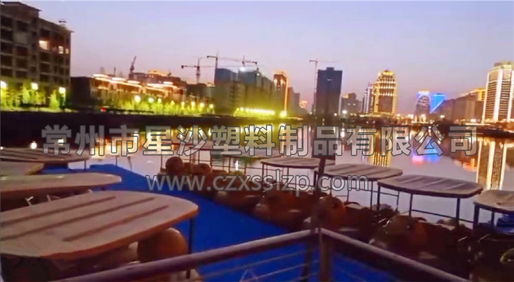 水上樂(lè)園浮筒和水上娛樂(lè)設(shè)施在夜色燈光的襯托下，藍(lán)紅黃輝映，異常唯美4