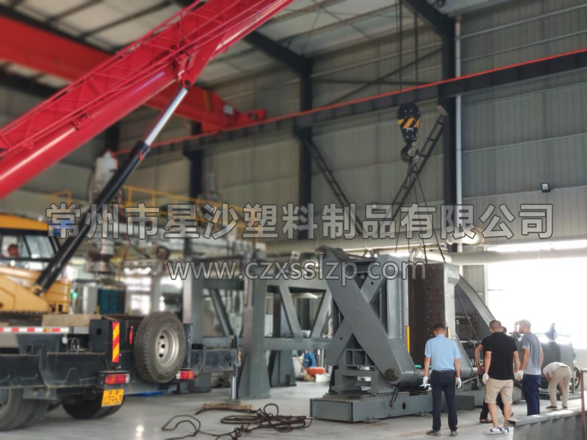 工作人員合作無間，正在進行吹塑機卸車工作4