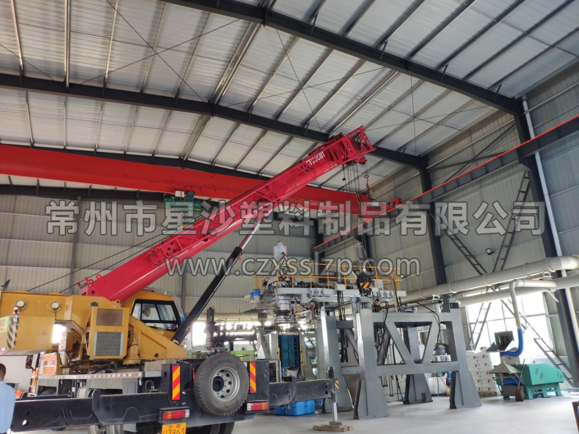 工作人員合作無間，正在進行吹塑機卸車工作2