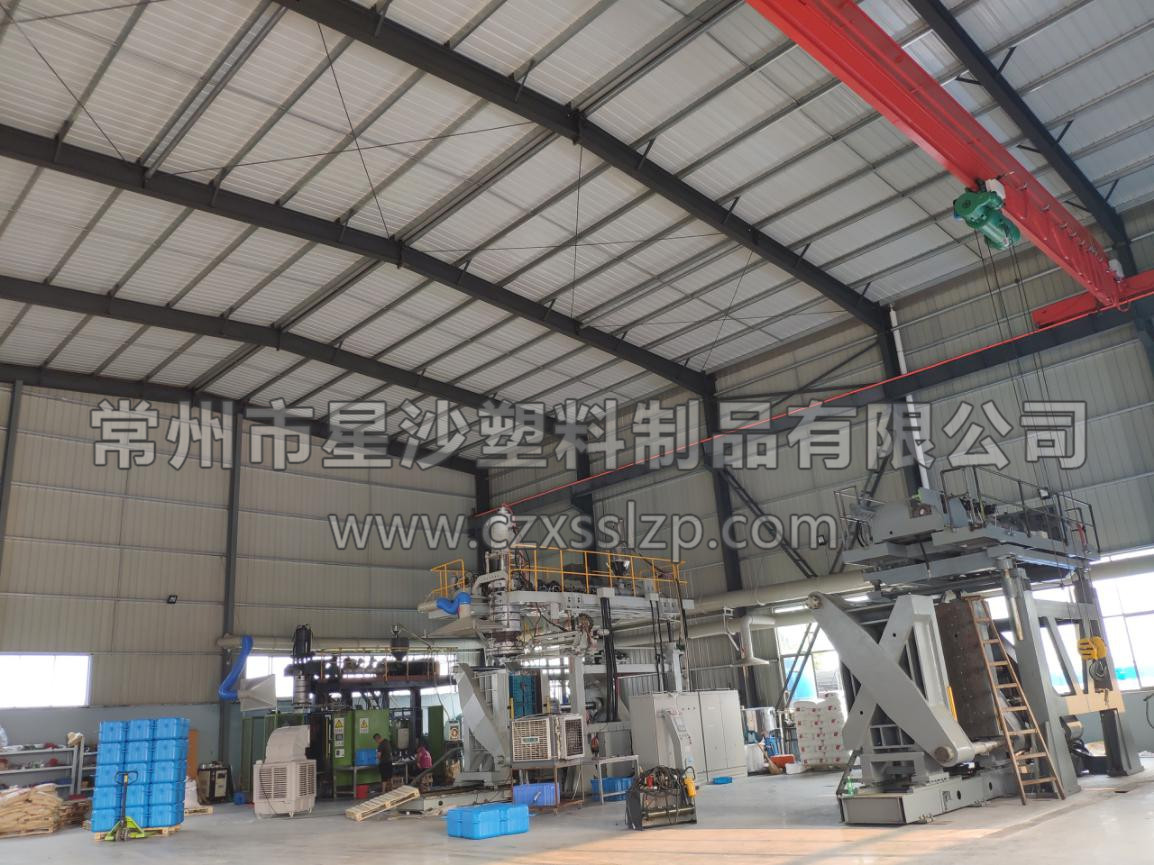 工作人員合作無間，正在進行吹塑機卸車工作6