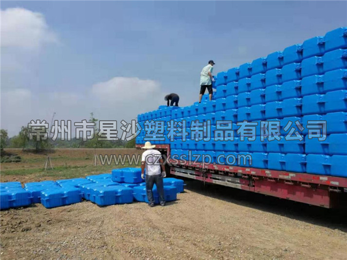 圖為水上木屋浮筒當(dāng)天發(fā)貨后，安全抵達(dá)安徽亳州安裝地，工人們正在進(jìn)行卸車作業(yè)。