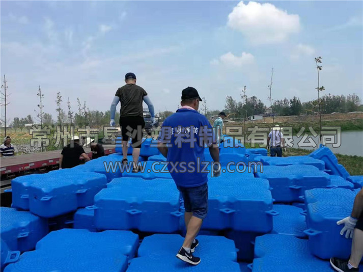 圖為水上木屋浮筒當(dāng)天發(fā)貨后，安全抵達(dá)安徽亳州安裝地，工人們正在進(jìn)行卸車作業(yè)2