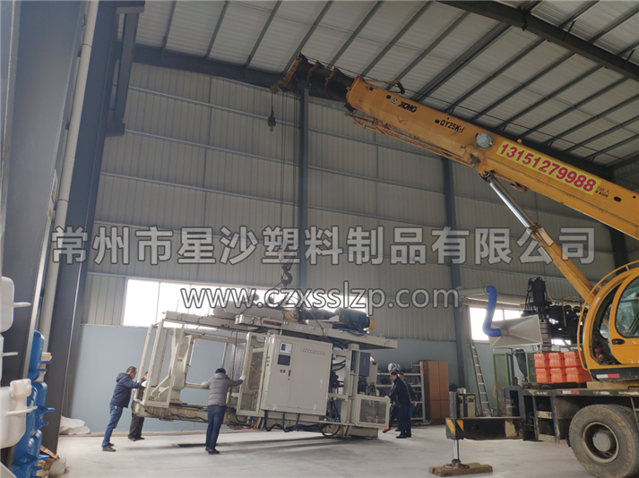吹塑機(jī)在汽車吊師傅嫻熟的操作下，輕拿輕放，有條不紊的進(jìn)行卸車作業(yè)3