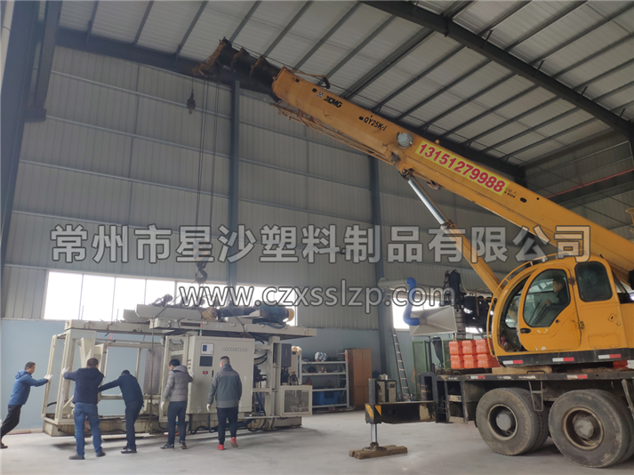 吹塑機(jī)在汽車吊師傅嫻熟的操作下，輕拿輕放，有條不紊的進(jìn)行卸車作業(yè)5