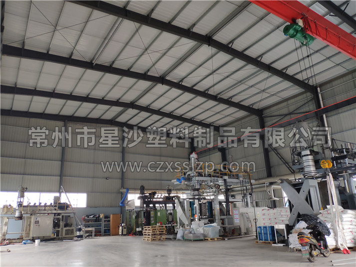 吹塑機(jī)在汽車吊師傅嫻熟的操作下，輕拿輕放，有條不紊的進(jìn)行卸車作業(yè)4